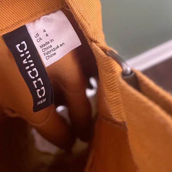 Mustard button up dress from H&M. Perfect for the fall! Size 4 and gently worn - Picture 3 of 3